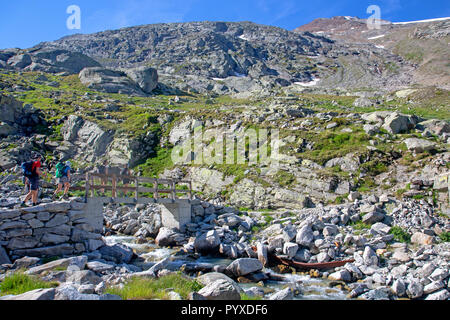 Gli escursionisti la scalata al Monte Moro sulle pendici del Monte Rosa Foto Stock