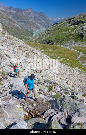 Gli escursionisti la scalata al Monte Moro sulle pendici del Monte Rosa Foto Stock