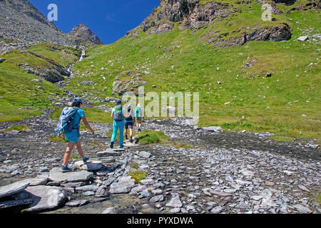 Gli escursionisti in salita verso il Passo di Rothorn sul Tour de Monte Rosa Foto Stock