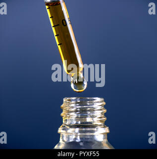 Macro dettaglio di un contagocce con la cannabis CBD olio usato per uso medico mirata Foto Stock