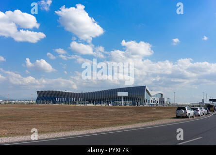 Simferopol, Crimea-maggio 22, 2018: panorama della città con vedute dell'aeroporto Foto Stock