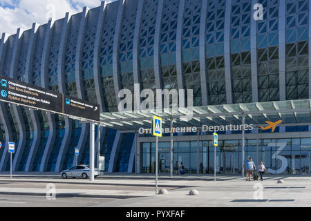 Simferopol, Crimea-maggio 22, 2018: l'entrata dell'edificio moderno dell'aeroporto. Foto Stock