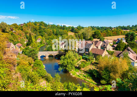 Villaggio di Saint-Céneri-le-Gérei lungo il fiume Sarthe in Normandia, Francia. Il borgo è considerato uno dei più belli in Francia. Foto Stock