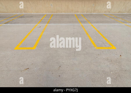 Vuoti spazi di parcheggio con linee gialle in un garage per il parcheggio. Foto Stock