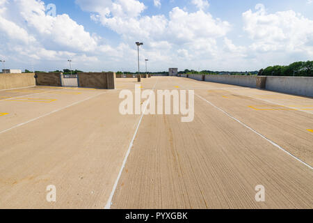 Tetto di un garage per il parcheggio con un cielo blu. Foto Stock