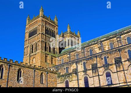 Prese per catturare l'antica architettura normanna di Durham Cathedral. Foto Stock