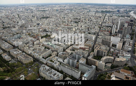 Ampia vista fantastica di Parigi in Francia dalla Torre Eiffel Foto Stock