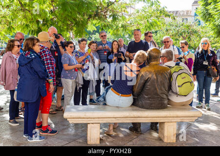 Gruppo di Tour fotografie di Pablo Picasso statua in Plaza Merced, Malaga, Andalusia, Spagna Foto Stock