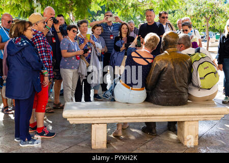 Gruppo di Tour fotografie di Pablo Picasso statua in Plaza Merced, Malaga, Andalusia, Spagna Foto Stock