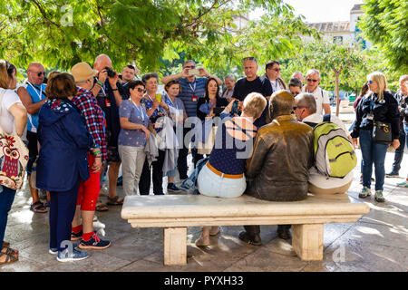 Gruppo di Tour fotografie di Pablo Picasso statua in Plaza Merced, Malaga, Andalusia, Spagna Foto Stock