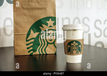 Starbucks Bicchieri Di Carta Vuoto - Fotografie stock e altre