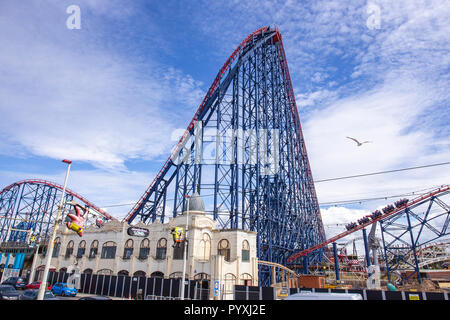 Rollercoaster sulla Pleasure Beach di Blackpool Lancashire Regno Unito Foto Stock