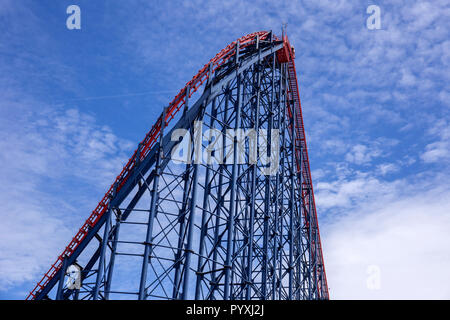 Rollercoaster sulla Pleasure Beach di Blackpool Lancashire Regno Unito Foto Stock