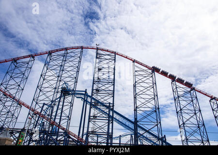 Rollercoaster sulla Pleasure Beach di Blackpool Lancashire Regno Unito Foto Stock