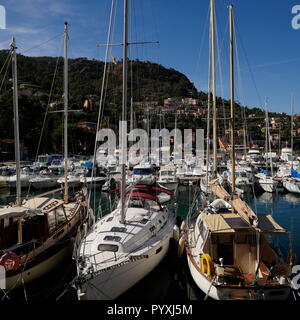 AJAXNETPHOTO. 2018. THEOULES SUR MER, Francia. - COTE D'Azur Resort - Località di villeggiatura sul mare, affacciato sulla baia di Cannes e GOLFE DE LA NAPOULE con yacht e barche ormeggiate nella città marina. Foto:JONATHAN EASTLAND/AJAX REF:GX8 182809 689 Foto Stock