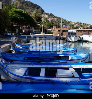 AJAXNETPHOTO. 2018. THEOULES SUR MER, Francia. - COTE D'Azur Resort - Località di villeggiatura sul mare, affacciato sulla baia di Cannes e GOLFE DE LA NAPOULE con yacht e barche ormeggiate nella città marina. Foto:JONATHAN EASTLAND/AJAX REF:GX8 182809 691 Foto Stock