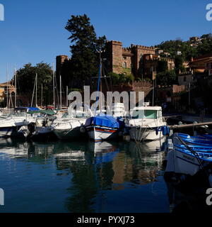 AJAXNETPHOTO. 2018. THEOULES SUR MER, Francia. - COTE D'Azur Resort - Località di villeggiatura sul mare, affacciato sulla baia di Cannes e GOLFE DE LA NAPOULE con yacht e barche ormeggiate nella città marina. Foto:JONATHAN EASTLAND/AJAX REF:GX8 182809 693 Foto Stock