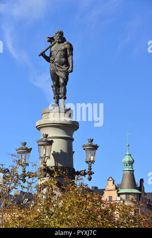 Il Thor con il suo martello Mjolnir, scultura militante dio nordico del ponte Yurgordsbrun (1897). Stoccolma, Svezia Foto Stock