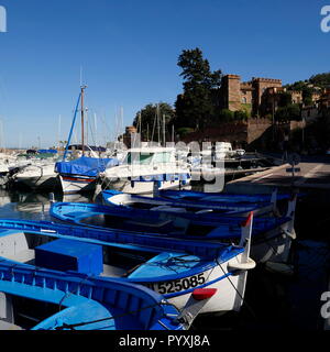 AJAXNETPHOTO. 2018. THEOULES SUR MER, Francia. - COTE D'Azur Resort - Località di villeggiatura sul mare, affacciato sulla baia di Cannes e GOLFE DE LA NAPOULE con yacht e barche ormeggiate nella città marina. Foto:JONATHAN EASTLAND/AJAX REF:GX8 182809 694 Foto Stock