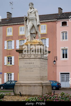 AJAXNETPHOTO. 2018. PONT DE VAUX, Francia. - Il giovane generale - Statua del soldato e generale BARTHELEMY CATHERINE JOUBERT (1769-1799) nel centro della città. JOUBERT è nato qui, morì nella battaglia di Novi, Italia. Foto:JONATHAN EASTLAND/AJAX REF:GX8 180910 847 Foto Stock
