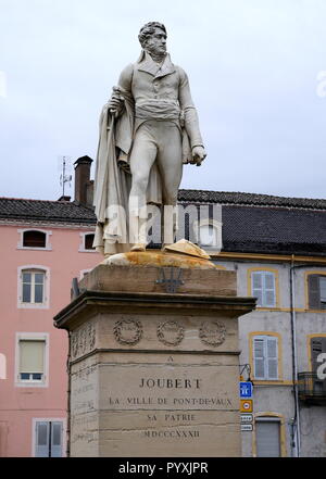 AJAXNETPHOTO. 2018. PONT DE VAUX, Francia. - Il giovane generale - Statua del soldato e generale BARTHELEMY CATHERINE JOUBERT (1769-1799) nel centro della città. JOUBERT è nato qui, morì nella battaglia di Novi, Italia. Foto:JONATHAN EASTLAND/AJAX REF:GX8 180910 852 Foto Stock