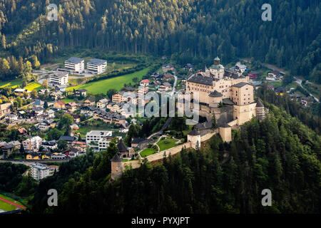 Il castello di Hohenwerfen e fortezza sopra la valle della Salzach a Werfen su Austria Foto Stock