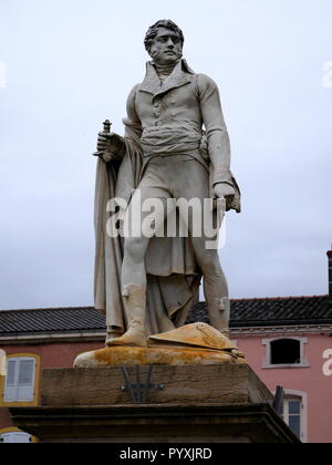 AJAXNETPHOTO. 2018. PONT DE VAUX, Francia. - Il giovane generale - Statua del soldato e generale BARTHELEMY CATHERINE JOUBERT (1769-1799) nel centro della città. JOUBERT è nato qui, morì nella battaglia di Novi, Italia. Foto:JONATHAN EASTLAND/AJAX REF:GX8 180910 854 Foto Stock