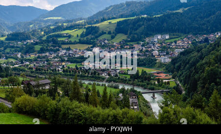 Vista aerea del villaggio di Werfen in Austria famoso per il castello di Hohenwerfen e Eisriesenwelt caverna di ghiaccio. Foto Stock