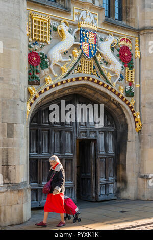 Cristo del Collegio del XVI secolo porta grande restaurata con colori vibranti. Università di Cambridge. Cambridge. Regno Unito Foto Stock