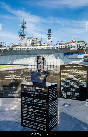 Clifton A. F. Sprague memorial presso la USS Midway (portaerei), il Museo del Porto di San Diego, San Diego, California. Foto Stock