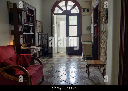 Dobrota, Montenegro, Settembre 2018 - Interno del XIX secolo la villa dalmata Foto Stock