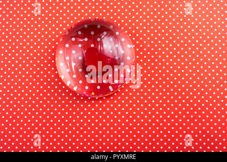 La metà di un globo di vetro poste su una carta punteggiata Foto Stock