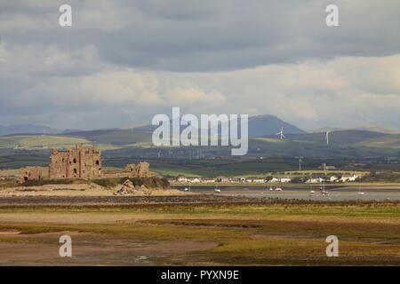 Regno Unito Walney Island. Vista verso la Piel castello situato su Piel isola da sud Walney riserva naturale su la costa del Cumbria Regno Unito. Foto Stock