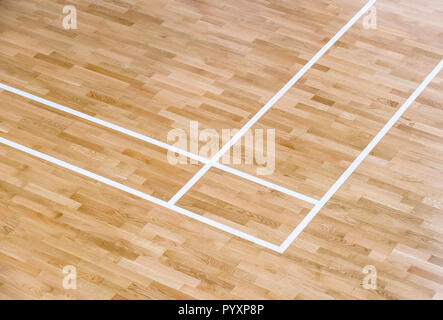 Pavimento in legno di pallavolo, pallacanestro, badminton con effetto di luce pavimento in legno della sala sportiva con linee di marcatura linea sul pavimento in legno al coperto, palestra Foto Stock