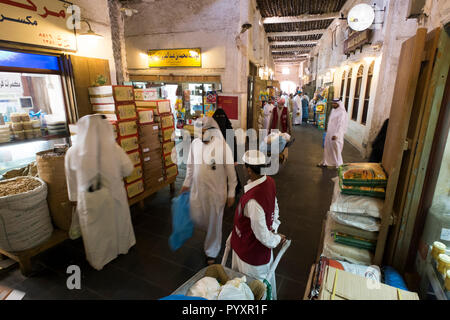 Gli acquirenti di occupato nel Souk a Doha, in Qatar Foto Stock