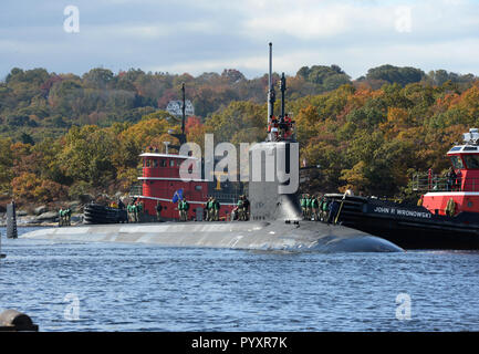 GROTON, Connecticut. (Ott. 29, 2018) La Virginia-classe, fast-attacco sommergibile USS Indiana (SSN 789) transita il Tamigi come si arriva al suo nuovo homeport di navale Base sottomarina di New London a Groton, Connecticut, Ott. 29. Il sommergibile ha compiuto il passaggio dal cantiere navale per un pienamente operativa da combattimento nave pronto dopo entrando ufficialmente la flotta sul Sett. 29, durante una cerimonia di messa in esercizio di Port Canaveral, Florida. (U.S. Foto di Marina di Massa lo specialista di comunicazione 1a classe Steven Hoskins/rilasciato) Foto Stock