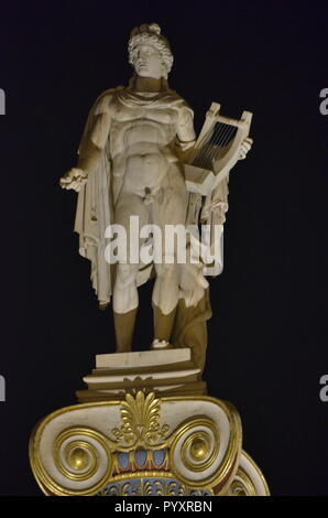 Statua di Apollo di fronte all'Accademia di Atene Foto Stock