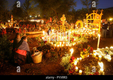 Purepecha le donne tendono un altare durante il giorno dei morti in Tzintzuntzan, Michoacan, Messico Foto Stock