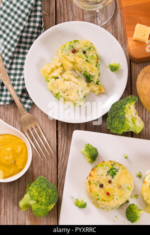 Potato gratins con cime di broccoli. Foto Stock