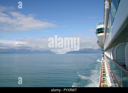La nave di crociera lasciando Yakutat Bay, Alaska durante un passaggio interno cruise, guardando verso poppa da un balcone. Foto Stock
