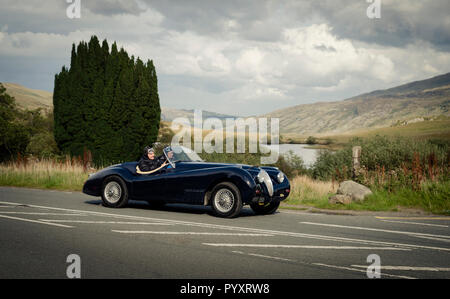 Jaguar XK120 Nero nel Parco Nazionale di Snowdonia Foto Stock