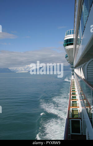 La nave di crociera lasciando Yakutat Bay, Alaska durante un passaggio interno cruise, guardando verso poppa da un balcone. Foto Stock