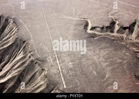 Linee di Nazca Hummingbird deserto di Nazca le linee di Nazca sono antiche geoglifi situato nel deserto di Nazca in Perù meridionale. Foto Stock