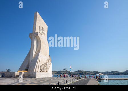 Il Monumento delle Scoperte sulla banca del fiume Tago Foto Stock