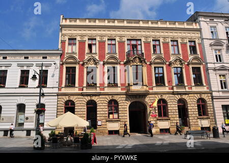 Lodz, Polonia, luglio 2018. Historic tenement case sulla via Piotrkowska Foto Stock