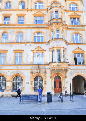 Lodz, Polonia, luglio 2018. Historic tenement case sulla via Piotrkowska Foto Stock