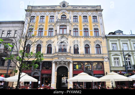 Lodz, Polonia, luglio 2018. Historic tenement case sulla via Piotrkowska Foto Stock