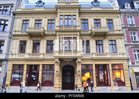 Lodz, Polonia, luglio 2018. Historic tenement case sulla via Piotrkowska Foto Stock