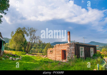 Distrutto rovinato baita di montagna, casa di monti Bieszczady, cisna, Polonia Giugno 2018 Foto Stock