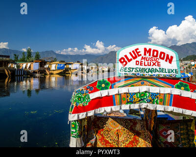 Confortevole shikaras sono famose per un rilassato bootride su dal lago Foto Stock